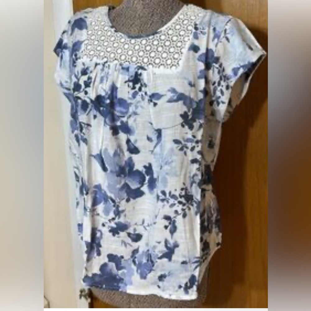 🟣 Liz Claiborne Blue and White Patterned Top